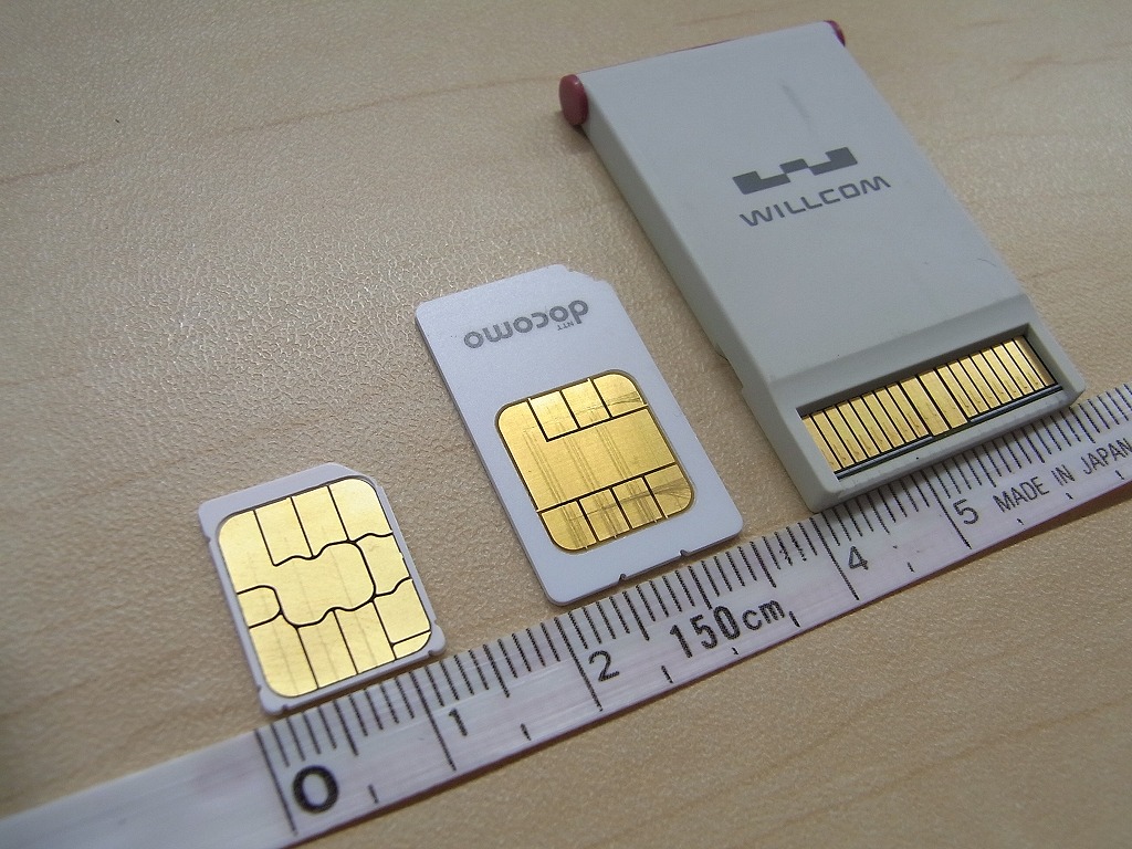 SIMのサイズ比較：microSIM、USIM、W-SIM。