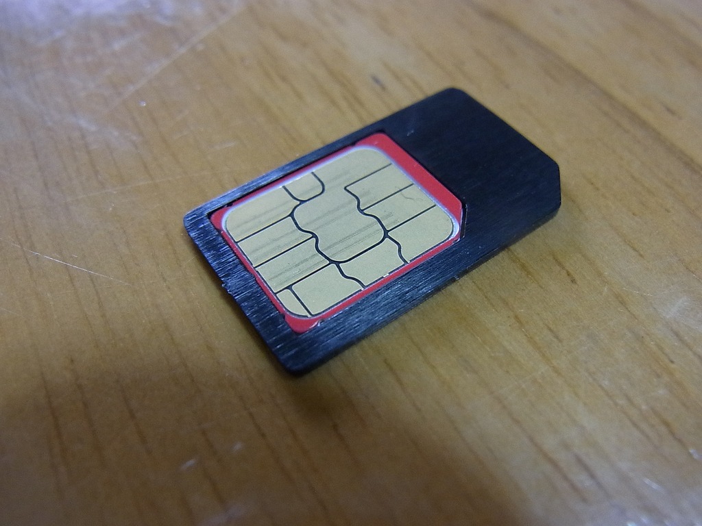 microSIM ⇒ SIMカードのアダプタはAmazonで100円以下