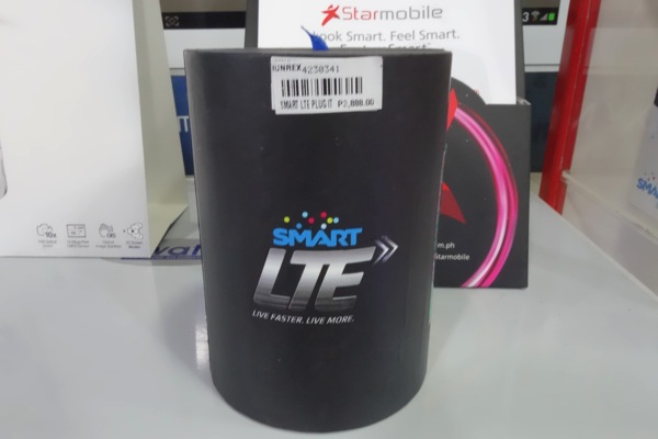SMARTが販売するLTE対応のUSBモデムのパッケージ
