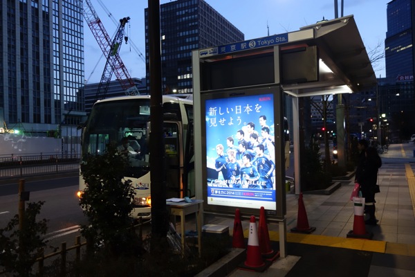 成田空港までは片道900円の東京シャトル：バスは満席だった