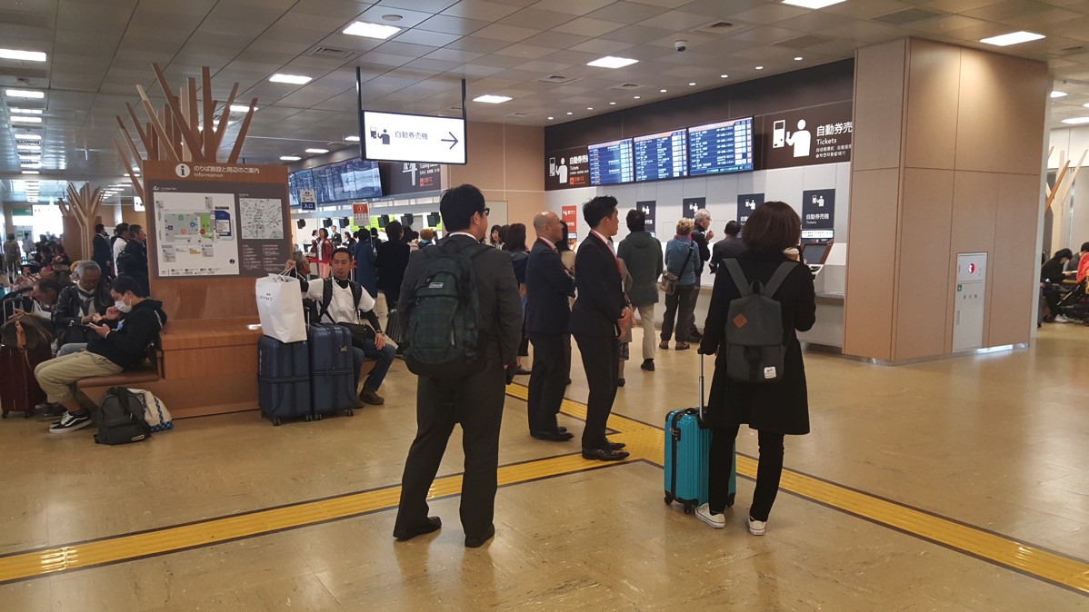 新宿駅隣接のバスターミナル「新宿バスタ」を訪問 – 出発フロアにコンビニ無し、待合室＆チケットカウンターは手狭