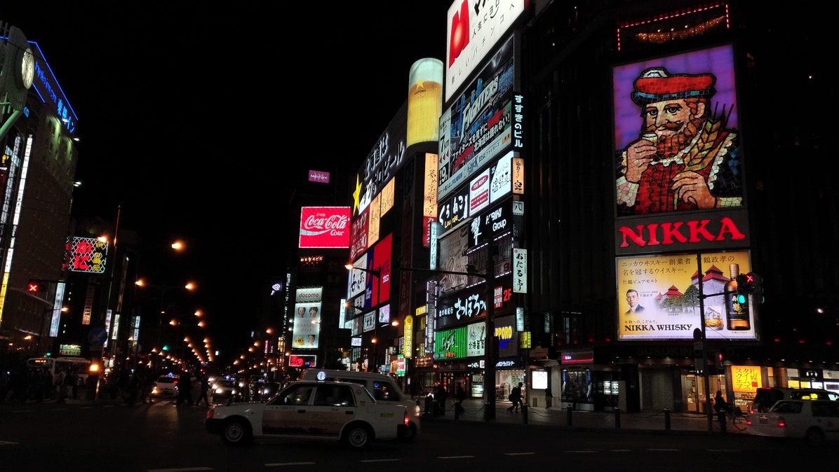 ZenFone 3ですすきの交差点(夜)を撮影