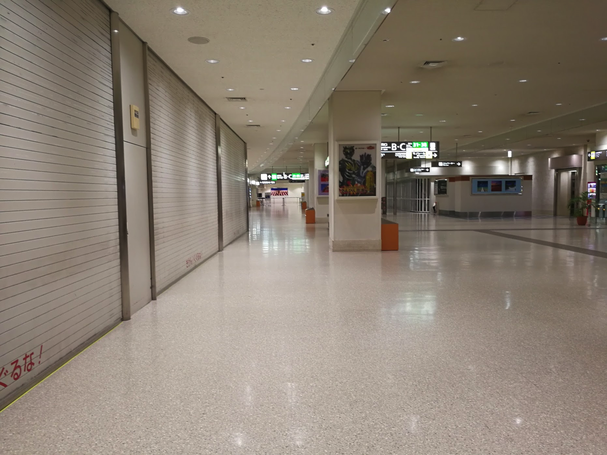 深夜の那覇空港：ほとんどのエリアでシャッターが閉まっている