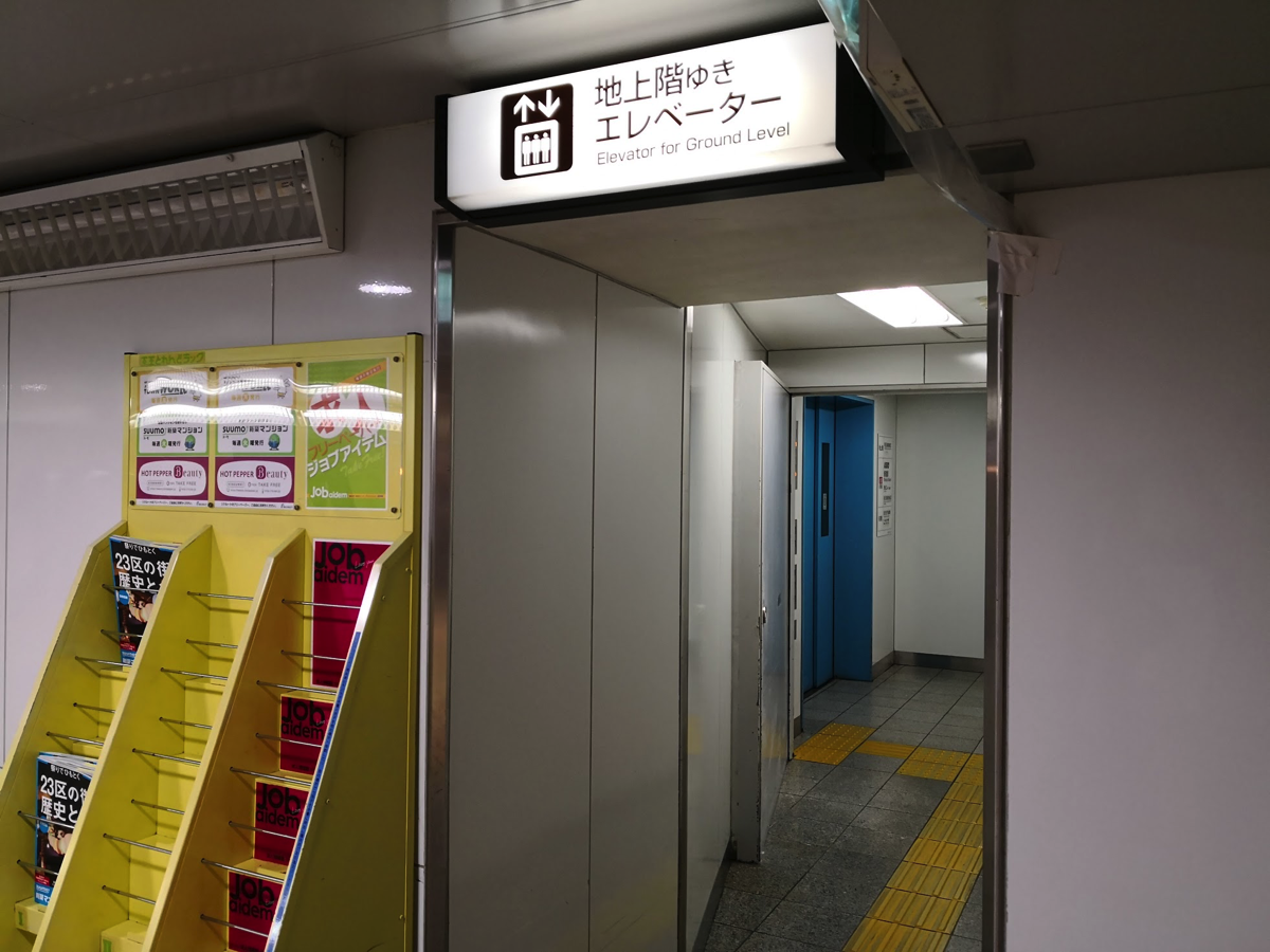 京王新線の始発が到着する時間帯に営業している京王百貨店のエレベーター