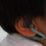 子どもが飛行機内や電車で動画を楽しむ為に耳穴を塞がないイヤホンを活用