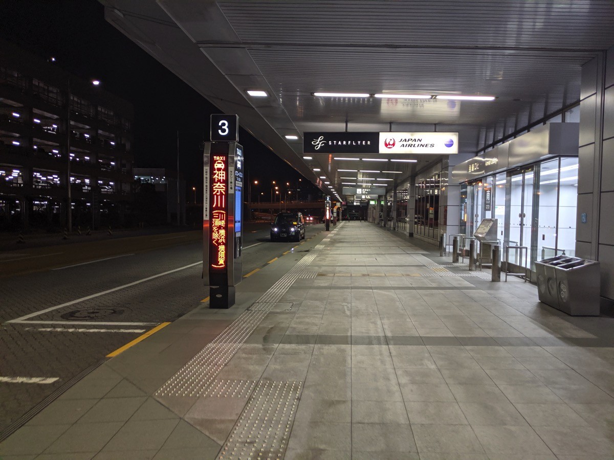 羽田空港国内線ターミナルでタクシー乗車（02:10頃）