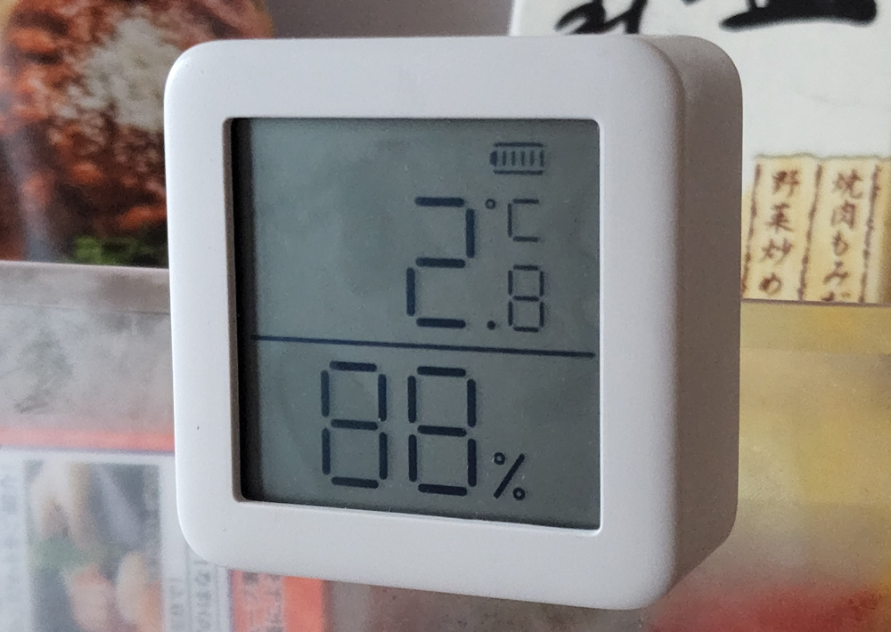 冷蔵庫の中に温度計を設置（SwitchBot温度計）