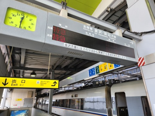 福井駅→小松駅、特急「しらさぎ」で移動