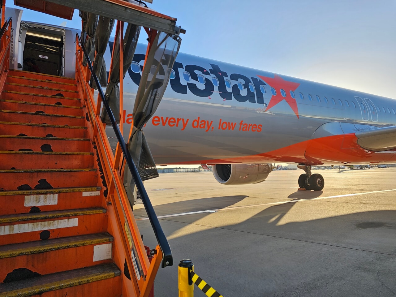 ジェットスターのA321LR型機に搭乗、無料のUSB電源あり