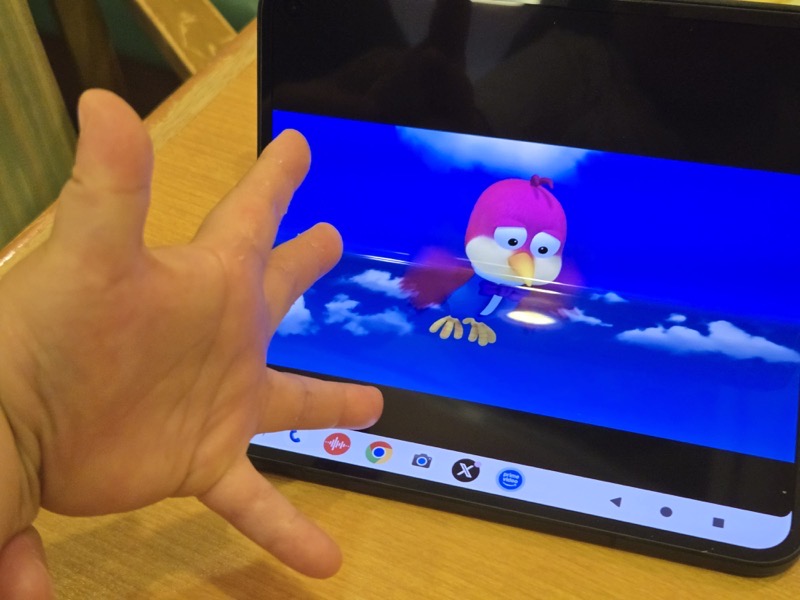 子どもが手をくるくる回転させると、画面に映っている鳥が飛び出してくる動画を生成して